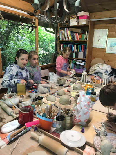 Töpfern im Lesegarten
